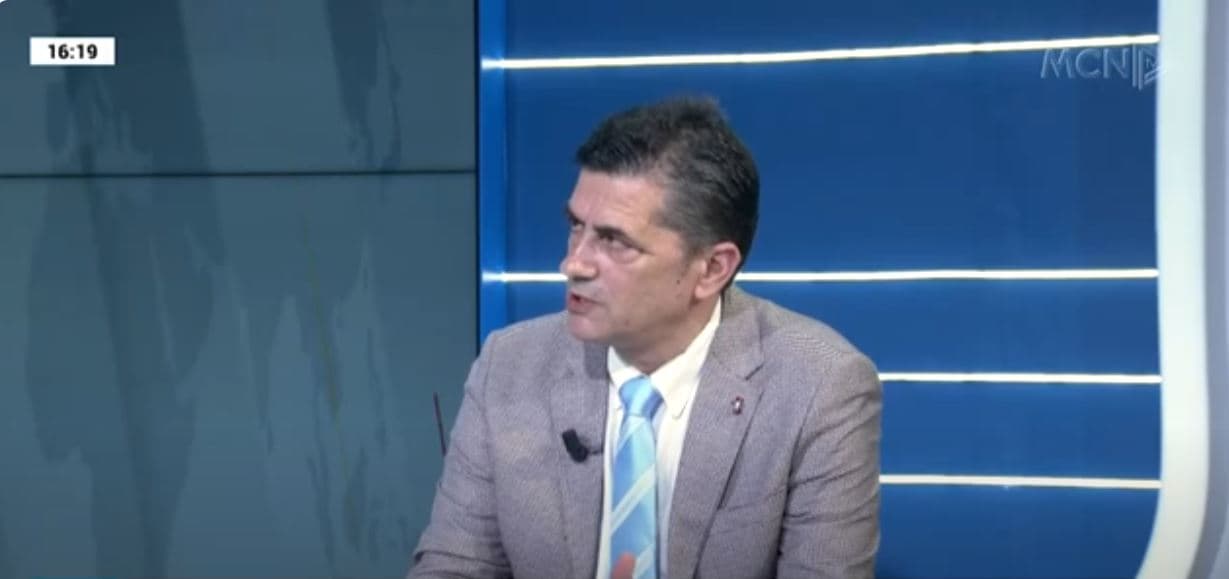 Profesionistët e lirë, Zepishta: Çmenduri të tatosh mendjen si biznes