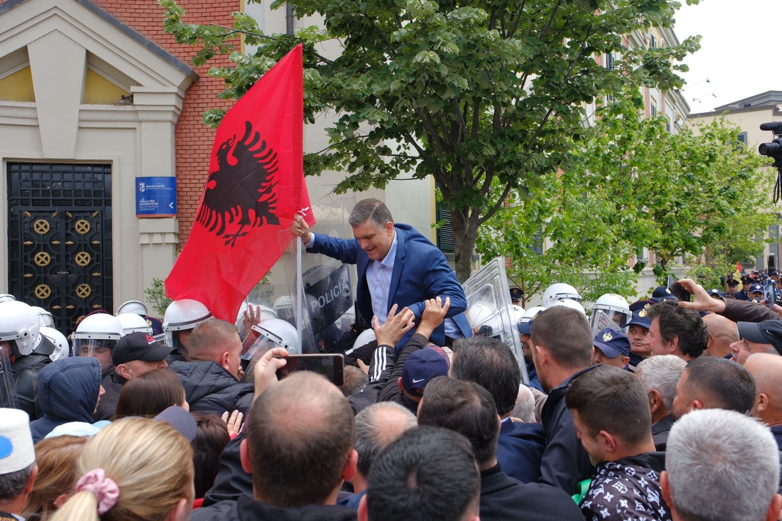 Protesta para Bashkisë Tiranë, Tedi Blushi tenton të kapërcejë kordonin policor
