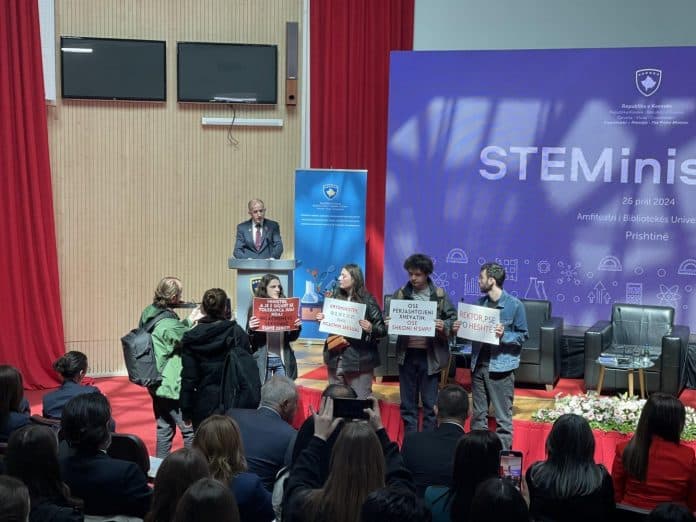 I denoncuar nga 27 studente për ngacmim seksual/ Studentët ndërprenë konferencën, kërkojnë përjashtimin e Krasniqit nga UP