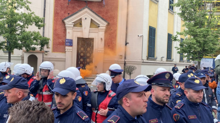 Sot protesta para Bashkisë Tiranë/ Policia njofton devijim të trafikut dhe thirrje që të mos kryhen akte dhune
