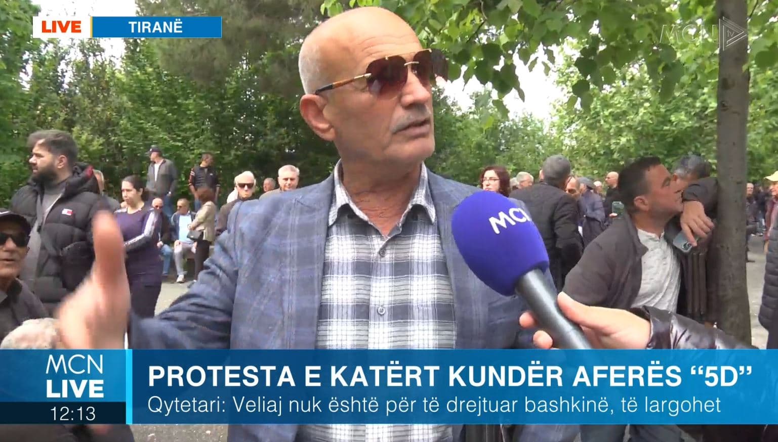 Protesta para bashkisë, qytetarët: Të largohet Veliaj, e ka qelbur Tiranën (VIDEO)