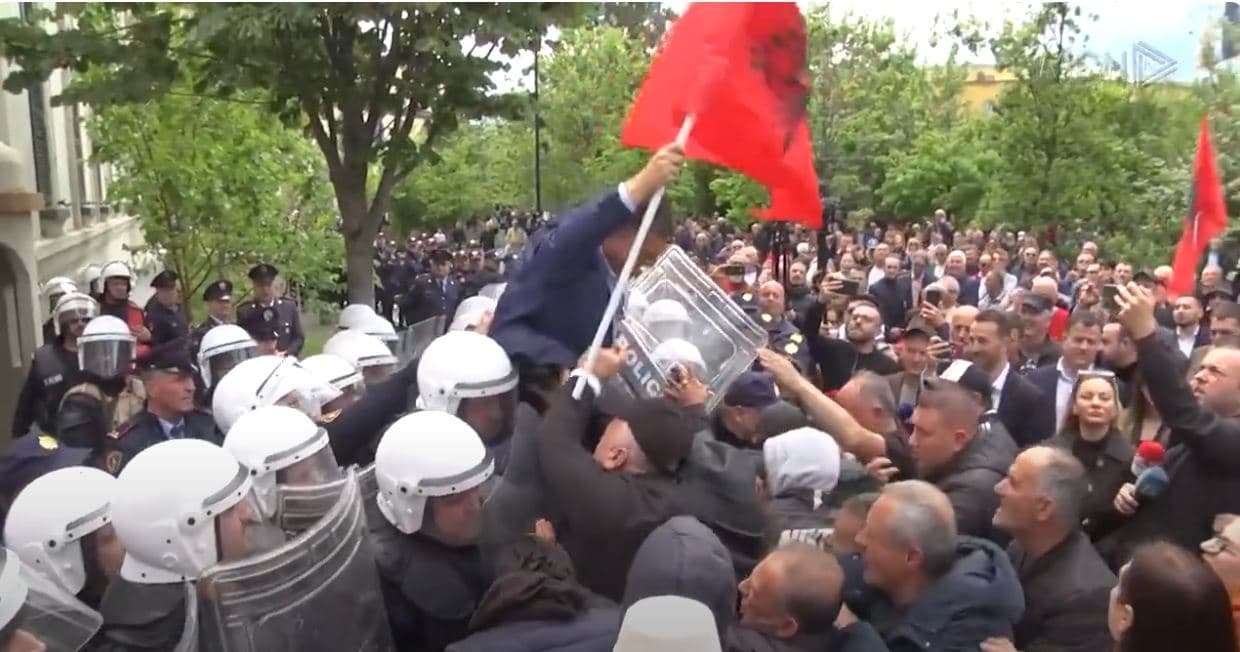 Protesta pa afat deri në largimin e Veliajt