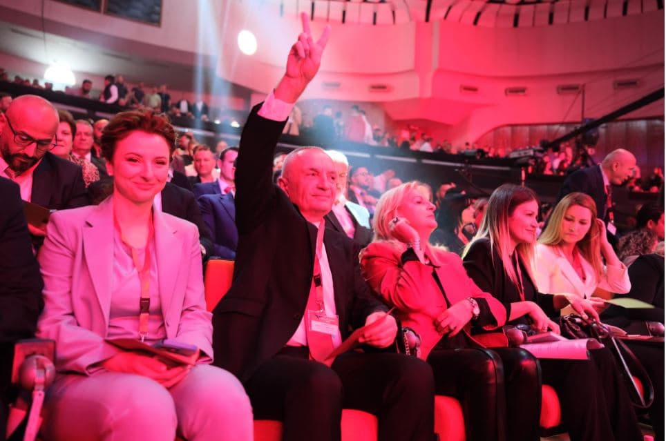 Mbyllet pas 6 orësh Konventa e PL/ Miratohen propozimet e Metës për “nepotizmin”, rrëzohet Kryemadhi për “konfliktin e interesit”