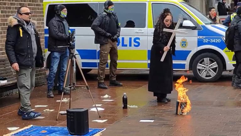 “Islami jashtë Suedisë”, gruaja djeg Kuranin (VIDEO)