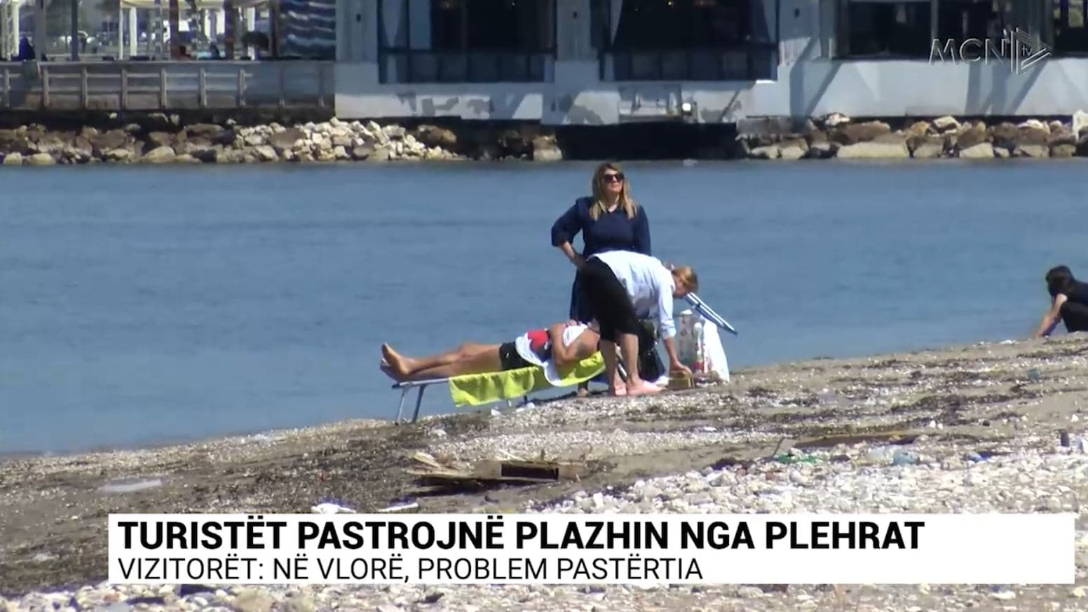Turistët pastrojnë plazhin nga plehrat/ Vizitorët: Në Vlorë, problem pastërtia (VIDEO)
