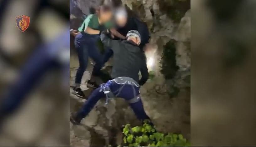 Të bllokuar në terren të vështirë/ Pesë turistë anglez shpëtohen në “Shpellën e Pëllumbasit”