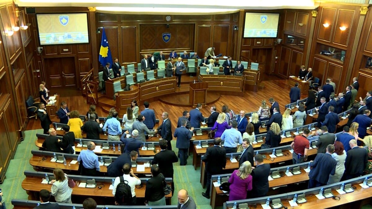 Miratohet Kodi i Sjelljes për deputetet në Kosovë/ Ata që shajnë gjobë deri në 50 përqind të pagës