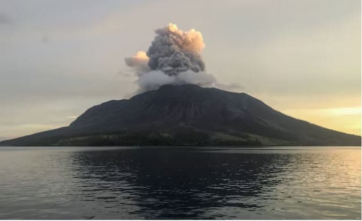 Shpërthen vullkani në Indonezi, jepet alarmi maksimal 