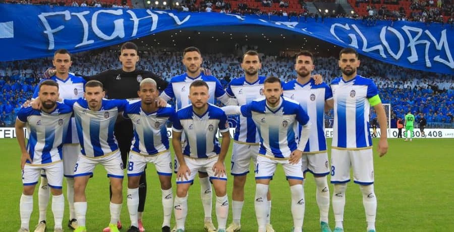 Fitorja detyrim, Tirana me mungesa ndaj Laçit