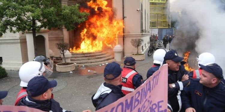 Protesta para Bashkisë/ Policia procedon tre protestues, shpallën në kërkim tre të tjerë
