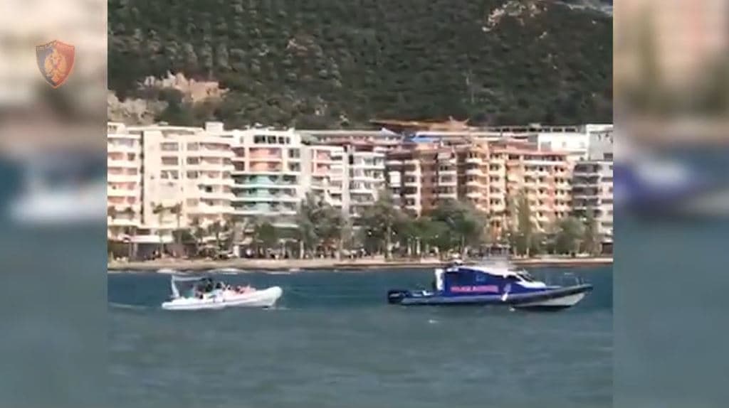 Mjeti lundrues pëson defekt në det, 11 turistë rrezikojnë jetën në Vlorë 