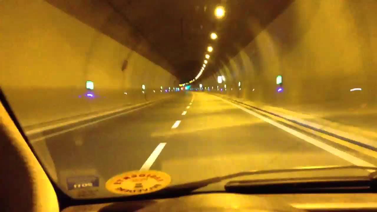 Përplasen dy makina në tunelin e Kalimashit, plagosen dy persona