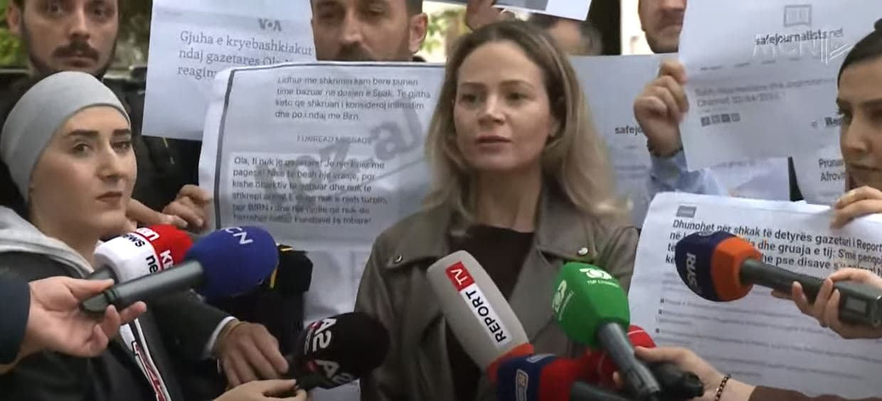 Gazetarët protestojnë para Kuvendit/ Xama: Të ndalen sulmet dhe dezinformatat. Myzyraj: Sjellja e kryeministrit e papranueshme 