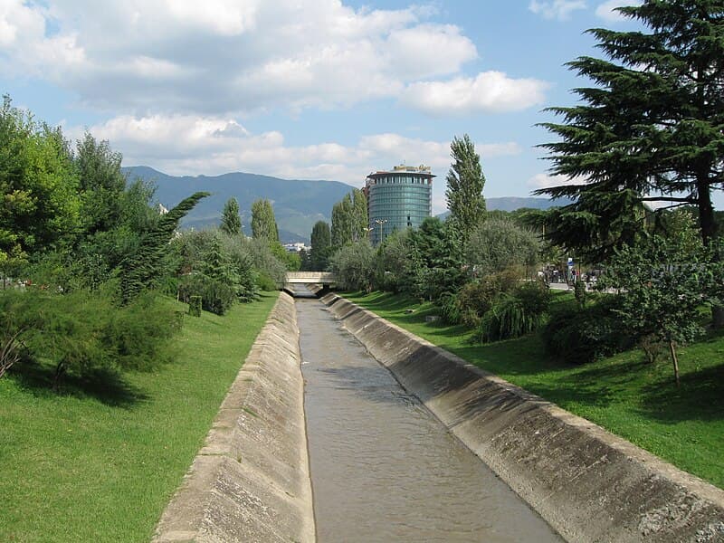 Makina përfundon në lumin Lana, plagosen dy policë në Tiranë