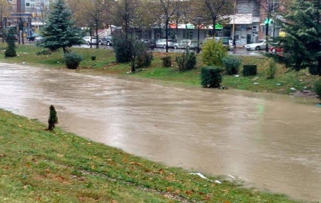 Makina bie në lumin Lana, plagoset drejtuesi i mjetit