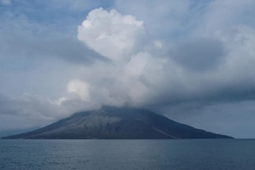 Shpërthimi i vullkanit në Indonezi zhvendos përgjithmonë nga ishulli 10 mijë banorë