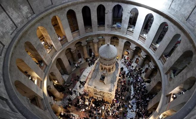 Mijëra pelegrinë në Jerusalem për ceremoninë e Zjarrit të Shenjtë, forcohen masat e sigurisë