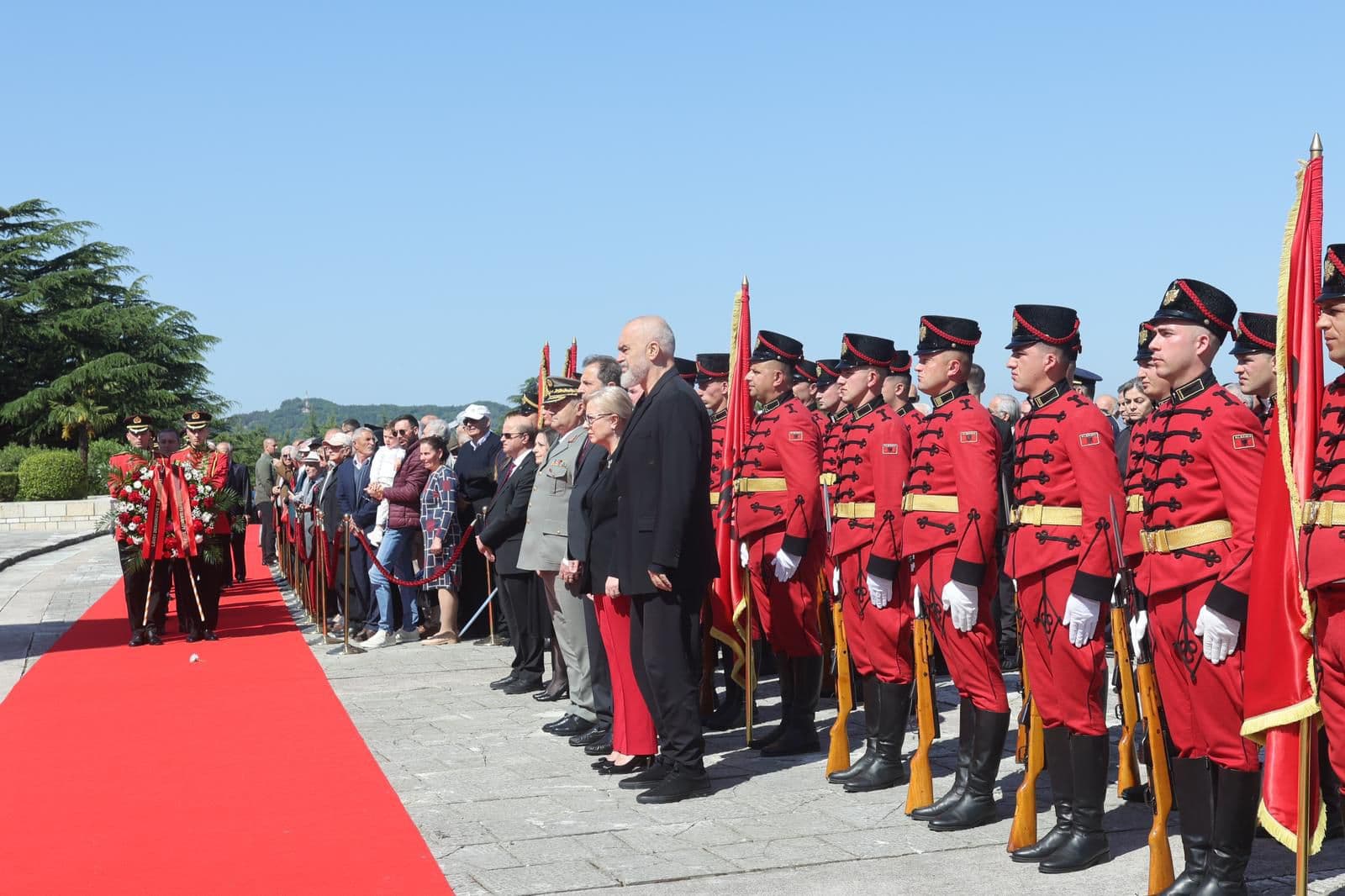 Përkujtohet 5 Maji/ Rama, Nikolla dhe Veliaj homazhe te “Varrezat e Dëshmorëve”
