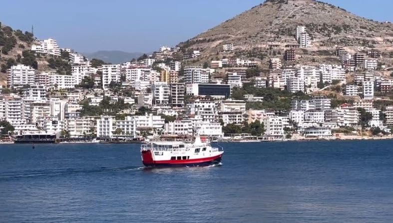 Përfshihet nga flakët trageti i linjës Sarandë-Korfuz
