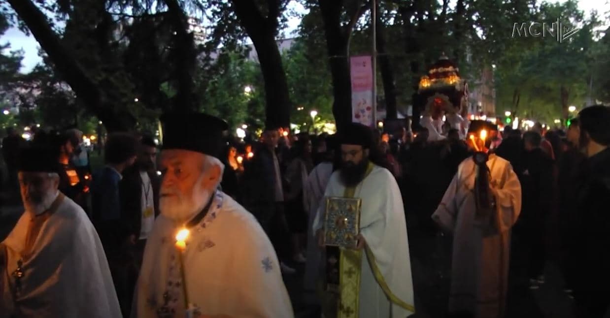 Kremtohet ringjallja e Krishtit. Besimtarët ortodoksë festojnë: “Lutemi për paqe dhe dashuri”