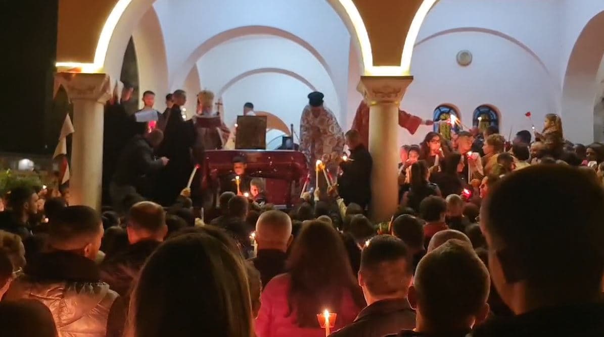 “Krishti u ngjall”/ Besimtarët ortodoksë festojnë Pashkën 