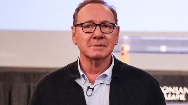 Dëshmitë e burrave që tregojnë ngacmimet seksuale nga Kevin Spacey/ Aktori: Nuk mbaj përgjegjësi për askënd që shpik 