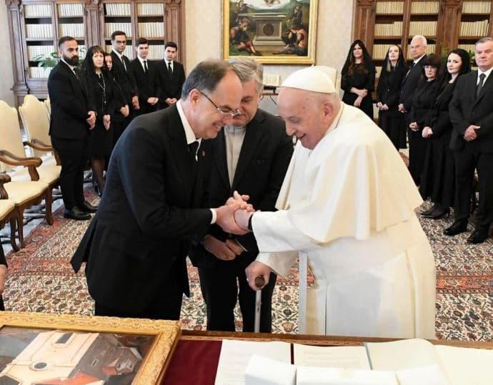 Presidenti Begaj vizitë në Vatikan, pritet nga Papa Françesku