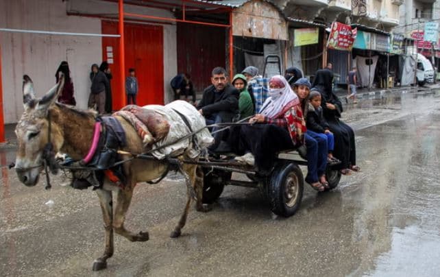 Pas urdhrit izraelit për evakuim, palestinezët nisin shpërnguljet nga Rafah 