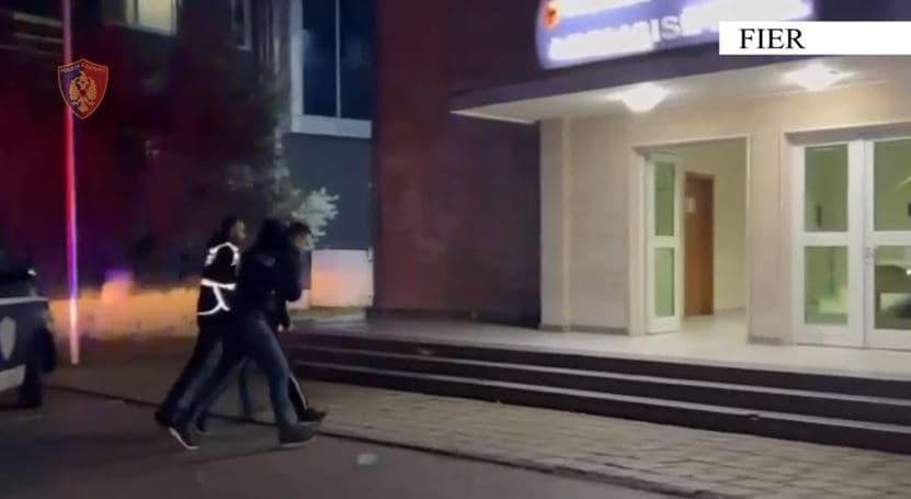 Fier/ Qëlloi me kallashnikov pas një sherri me disa persona, arrestohet 25-vjeçari