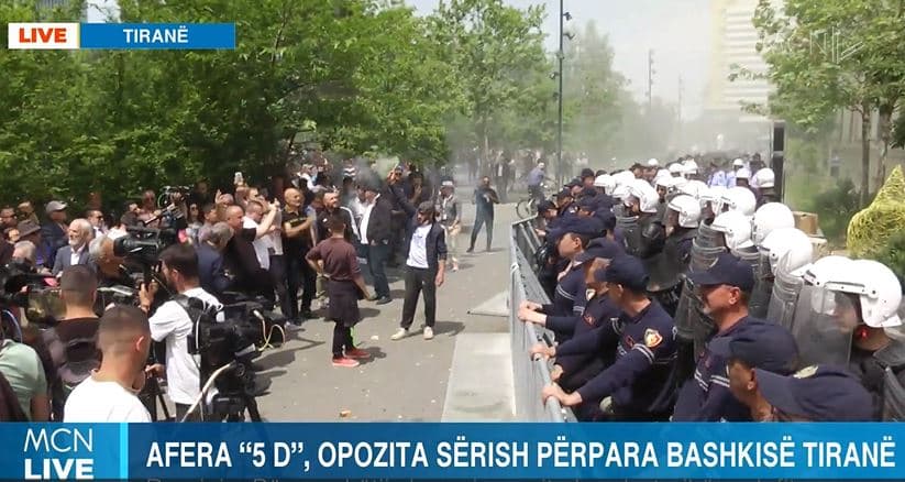 Protesta për aferën 5D/ Dyrnjaja: Përmes skenarit me flakë opozita humbet pikë, nuk e rrëzojnë dot Veliajn