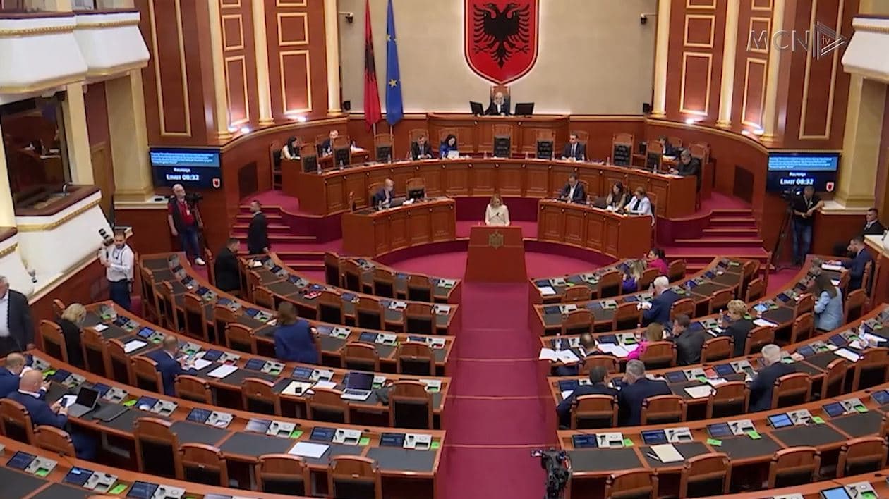 Qeveria pranon korrupsionin/ Debate për Veliajn dhe bashkinë e Tiranës në kuvend (VIDEO)