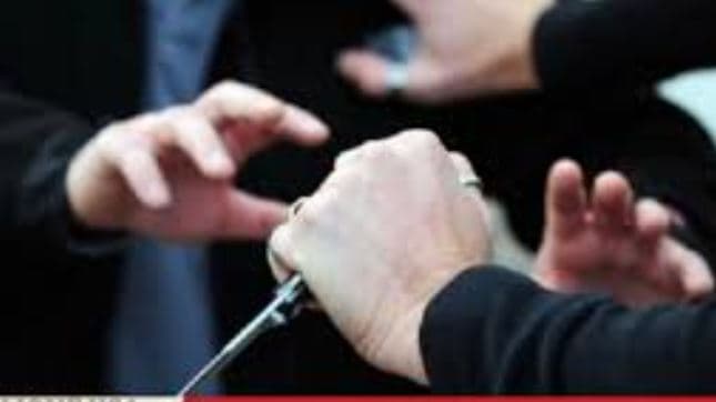 Plagosi babain e saj me thikë, arrestohet 49-vjeçarja në Fier