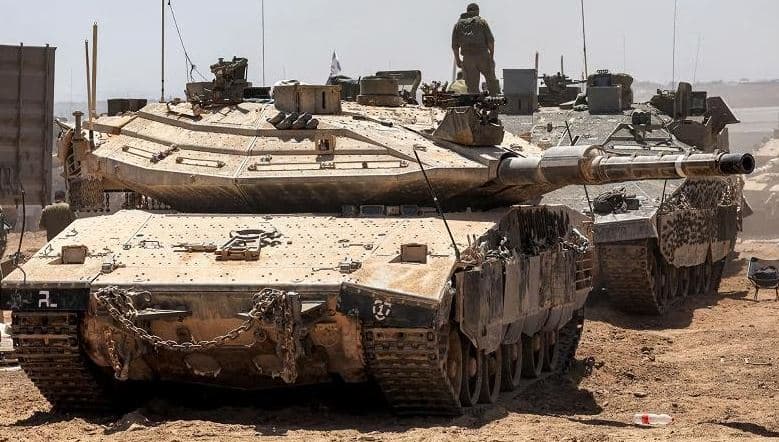 Tanket izraelite pushtojnë rrugën kryesore të Rafah-ut dhe rrethojnë pjesën lindore