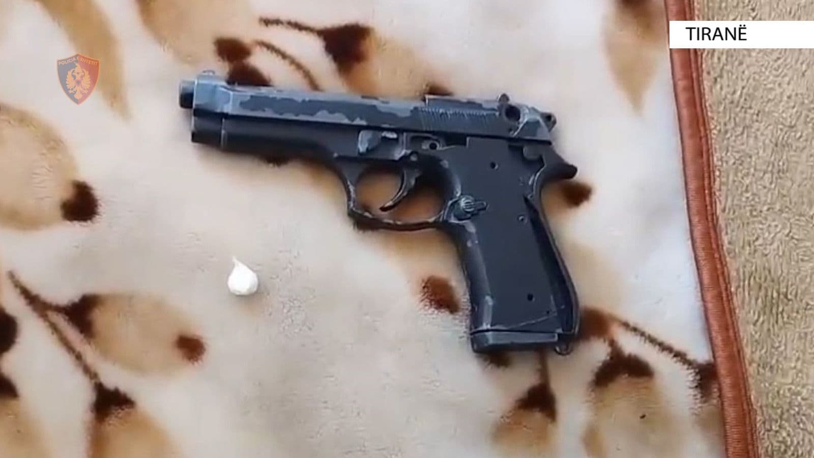 Armë dhe drogë në banesë, arrestohet i riu në Tiranë