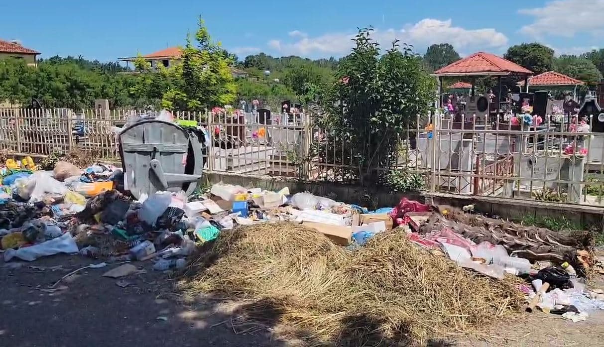 Rrugët në Shijak mbulohen nga mbetjet, situatë e rënduar në Xhafzotaj