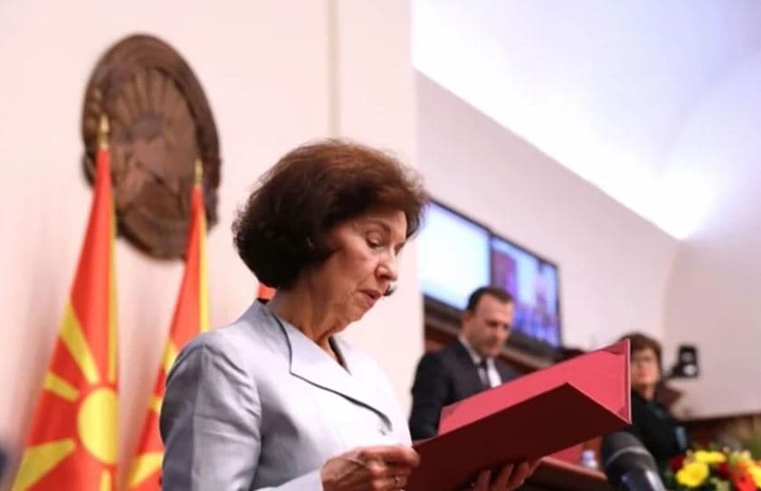 Presidentja Siljanovska nuk e tha emrin kushtetues “Maqedonia e Veriut”/ Ambasadorja e Greqisë braktis ceremoninë e betimit