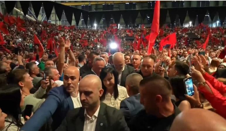 Rama mbërrin në stadiumin “Galatsi” në Athinë, pritet nga emigrantët shqiptarë