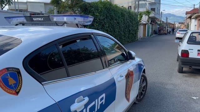 Të shtëna me armë në Bulqizë, qëllohet në drejtim të automjtetit të parkuar