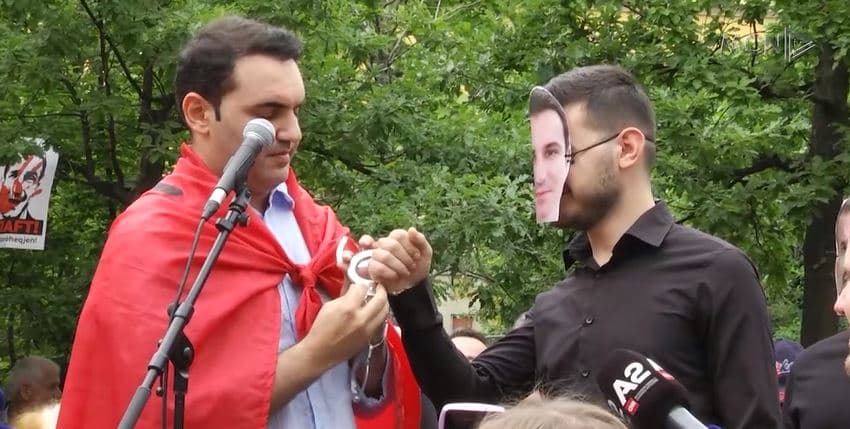 Opozita “prangos” Veliajn (VIDEO)