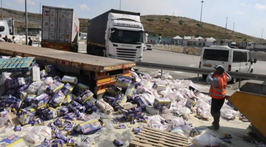 Protestuesit izraelitë bllokojnë kamionët, shkatërrojnë ndihmat e destinuara për në Gaza
