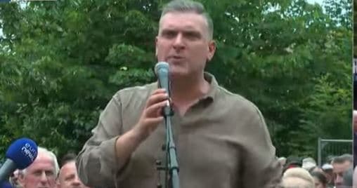 Protesta për aferën “5D”/ Blushi para bashkisë: Populli do t’i arrestojë të korruptuarit