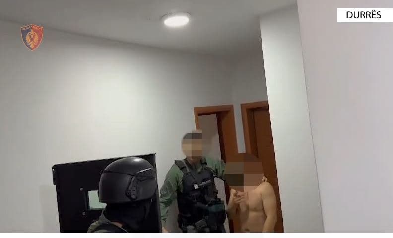 Durrës/ 40-vjeçari mbante peng 2 fëmijët e mitur dhe qëllonte me kallashnikov, arrestohet nga RENEA