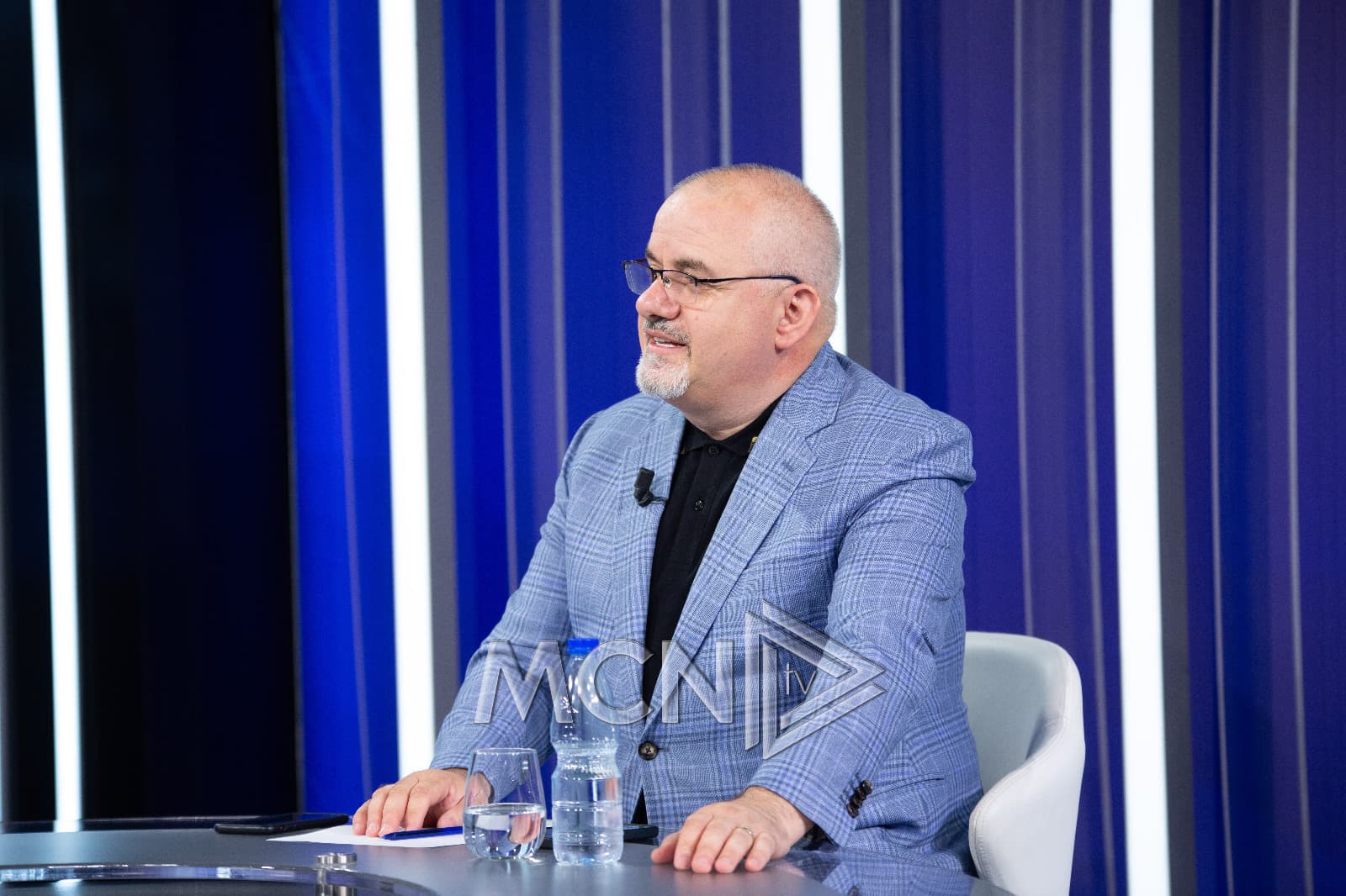 Hoxha: Socialistët në siklet sepse duhet të mbajnë mbi shpinë rilindasit. Kur ndahen paratë, partia s’ekziston!
