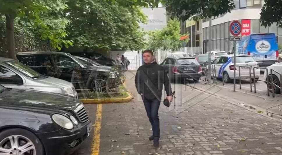 Hetimet për tenderat, ish-kryebashkiaku i Bashkisë Kavajë Elvis Roshi paraqitet në SPAK 