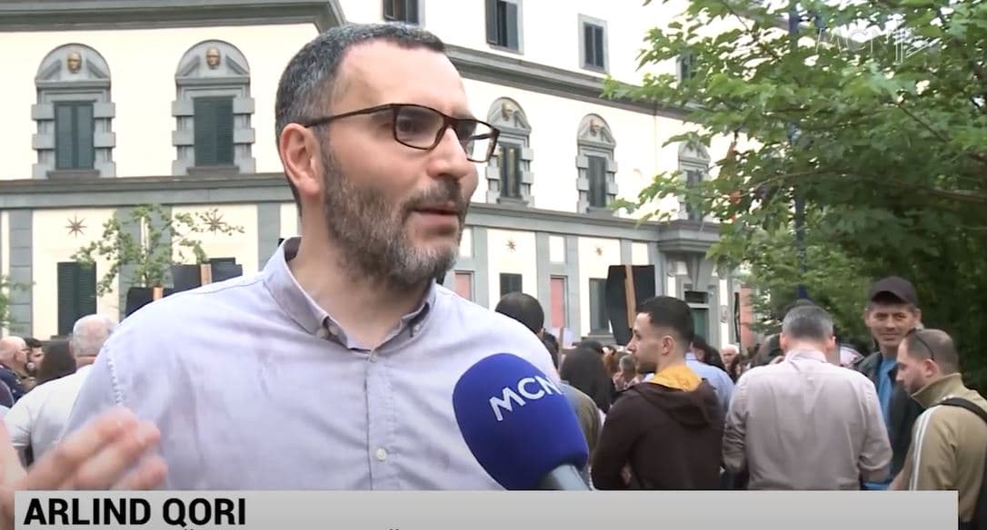 “Veliaj, shko te shokët në burg”/ Lëvizja Bashkë protestë para Bashkisë së Tiranës (VIDEO)