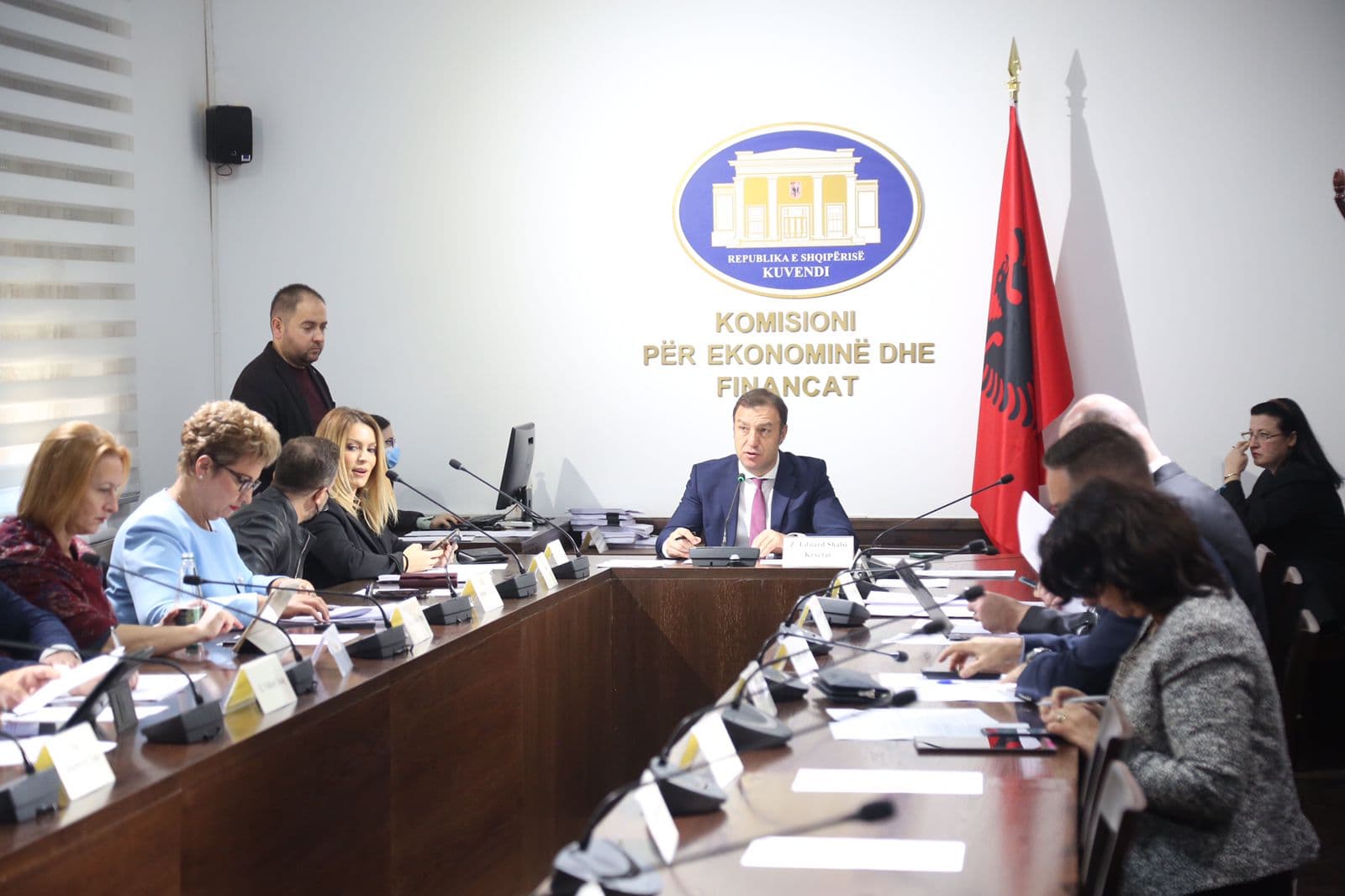 Skema e mashtrimit me mikrokreditë/ Grupi i PD kërkon mbledhje dhe seancë dëgjimore në Komisionin e Ekonomisë