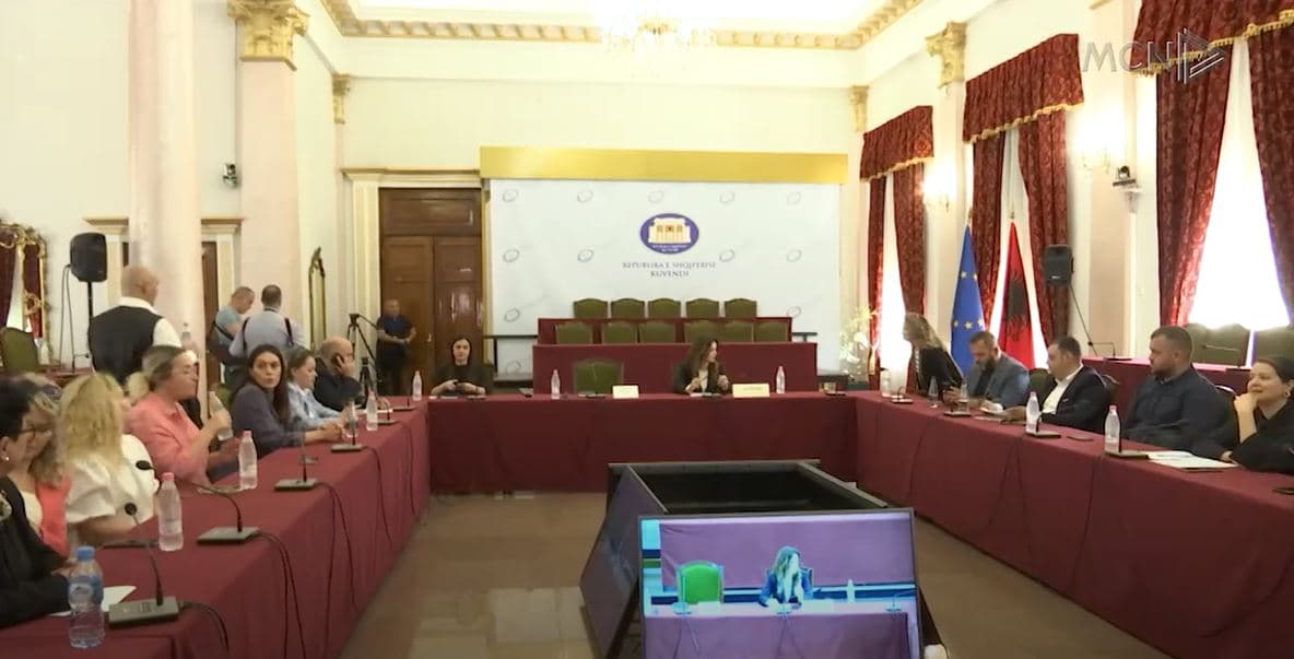 Akuza për shkarkime absurde nga TVSH/ Ina Zhupa takon gazetarët: Shkelje të rënda nga Alfred Peza (VIDEO)
