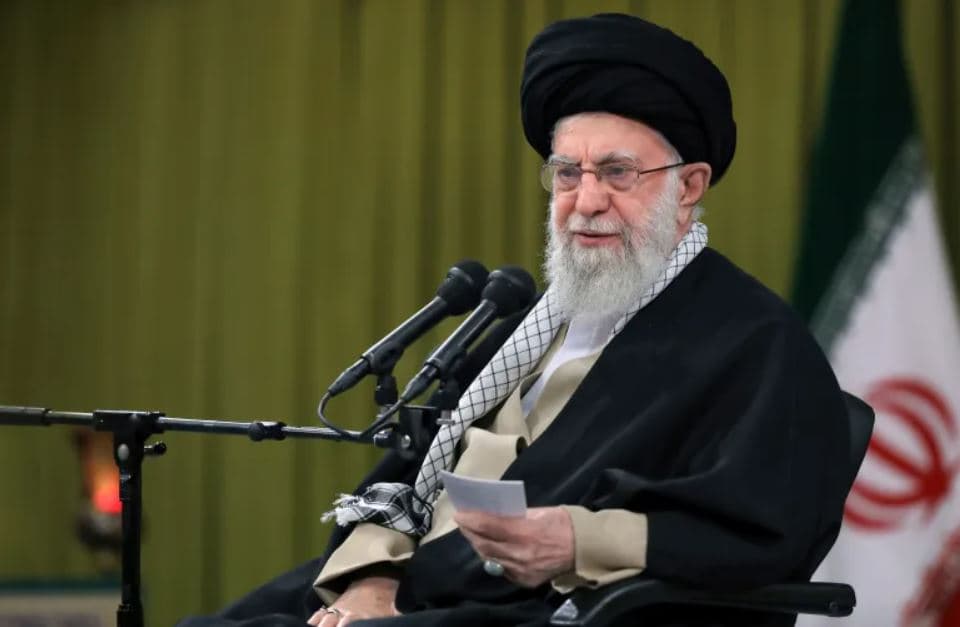 Udhëheqësi suprem i Iranit lutet për fatin e Presidentit, zotohet se qeverisja do funksionojë normalisht