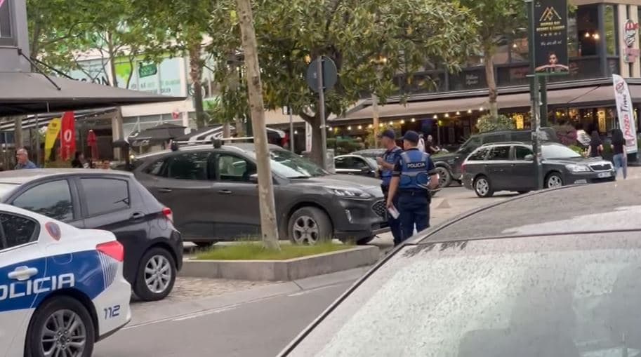 Vlorë/ Makina përfundon në trotuar, rrezikohet jeta e kalimtarëve