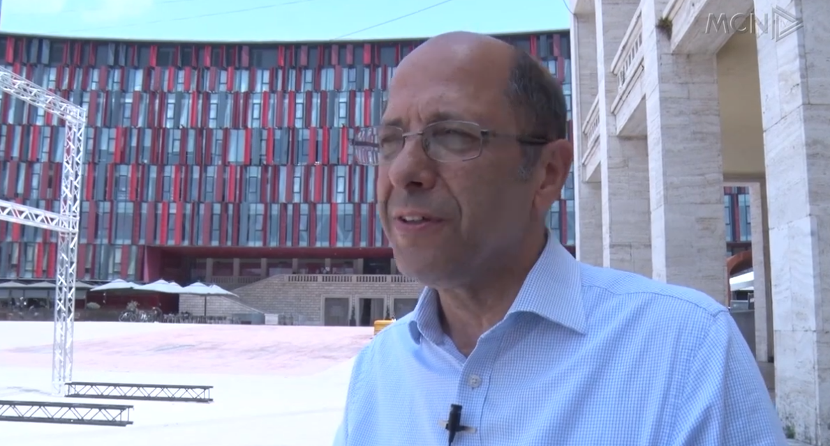Guri Madhi në ekspozitën e UEFA-s. Vepra e piktorit shqiptar mes 100 më të mirëve të botës (VIDEO)